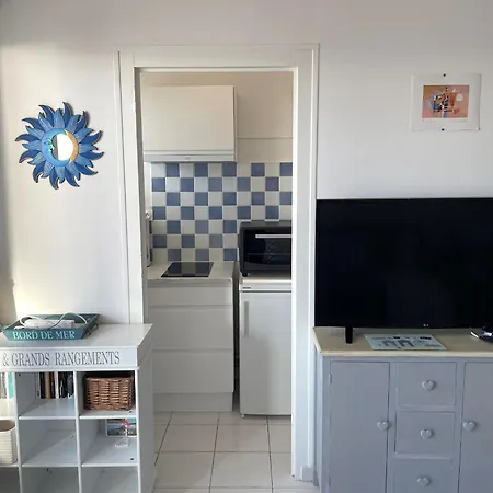 Studio moderne avec balcon, face mer, jusqu'à 4 personnes - FR-1-323-431 *
